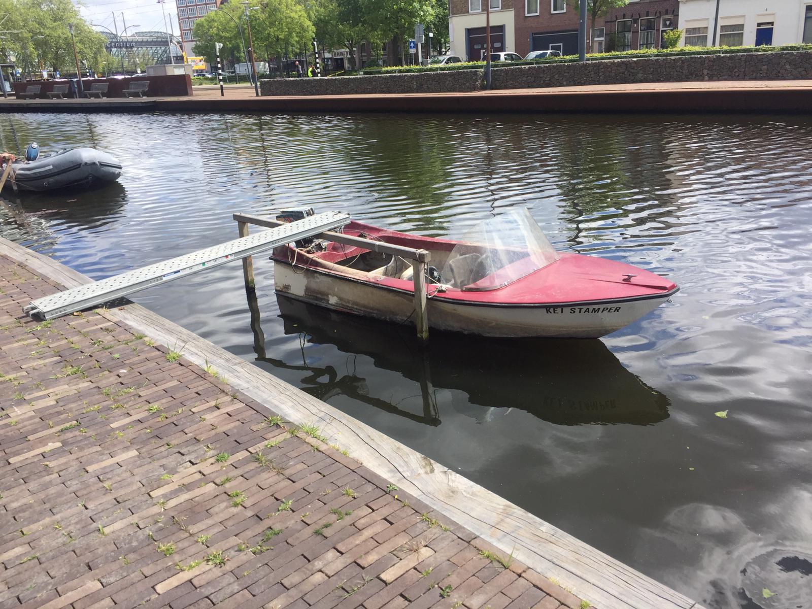leg uit seinpaal Vuil Leuk klein polyster boot met stuur en 9pk motor( opknapper ) | Een boot  kopen