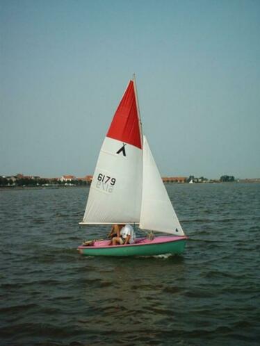 Mooie klassieke jeugdzeilboot
